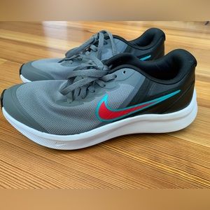 Nike Star Runner kids size 4 sneaker. Brand new.